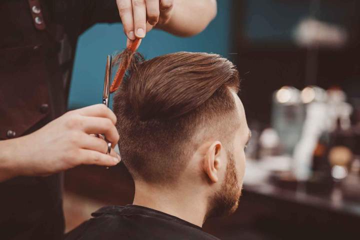 Coupe et coiffage adaptés à la gent masculine